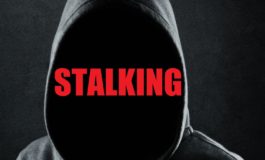 Stalking ai danni di una 27enne. Minacce, sputi e lanci di spazzatura