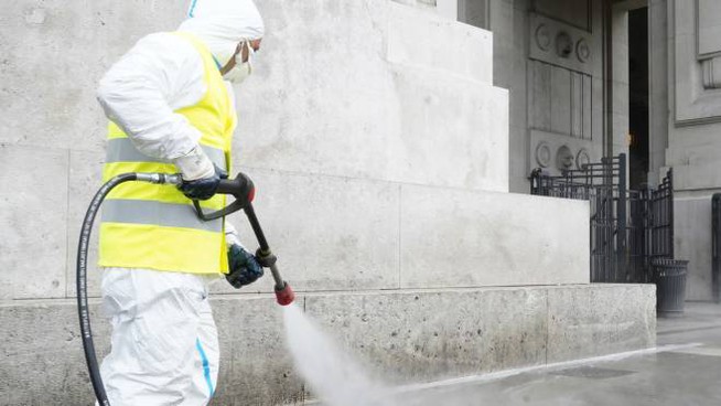 Partita la sanificazione delle strade. Finestre chiuse e niente panni stesi nelle ore notturne