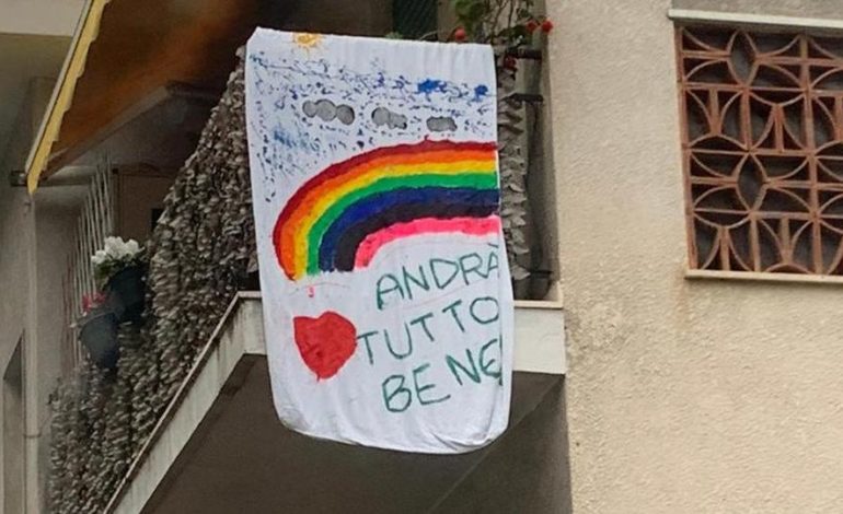 Solidarietà a medici e sanitari. Striscioni appesi in città