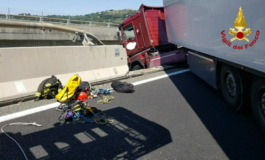 Tir in bilico in A12 rischia di precipitare. Salvato il conducente