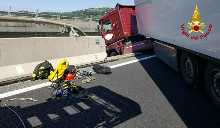 Tir in bilico in A12 rischia di precipitare. Salvato il conducente