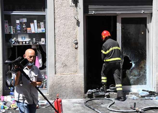 Via Garibaldi, lancia ordigno dentro negozio e si dà alla fuga