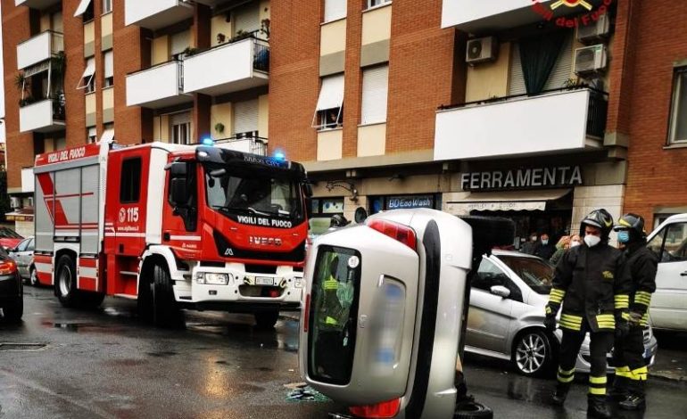 Auto si ribalta, liberati mamma e figlio