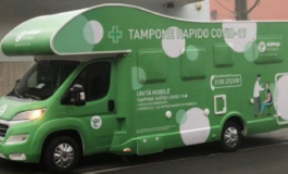 Un camper davanti alle farmacie comunali per effettuare il tampone