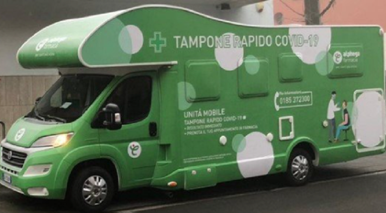 Un camper davanti alle farmacie comunali per effettuare il tampone