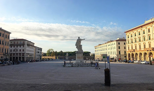 Ripulita la statua di Ferdinando