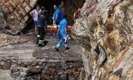 Scivola dal sentiero roccioso e finisce sugli scogli. Turista soccorsa dal Pegaso