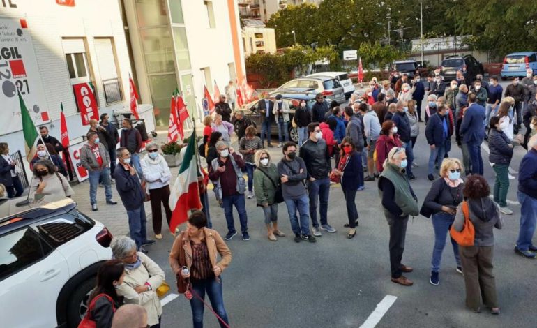 Attacco a Cgil Piombino, sede dei pensionati vandalizzata