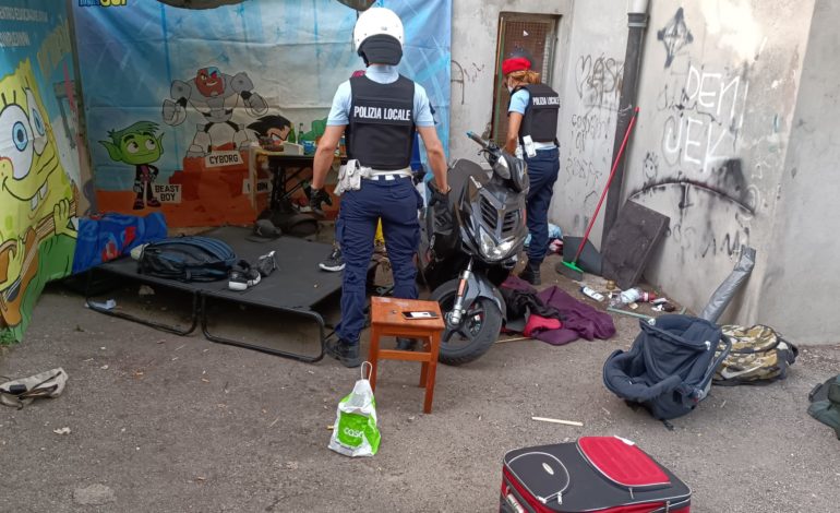 Sgomberato accampamento abusivo in un cortile a “Fiorentina”