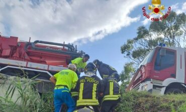 Tir si ribalta a stagno e cade giù dalla FIPILI, autista estratto dai vigili del fuoco