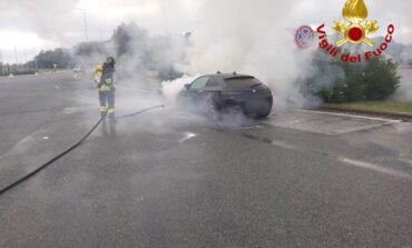 A fuoco un'auto poco dopo il casello autostradale