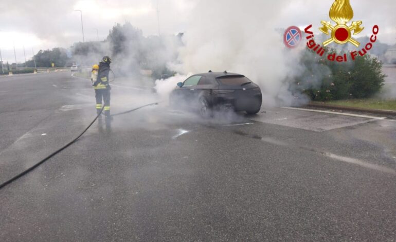 A fuoco un’auto poco dopo il casello autostradale