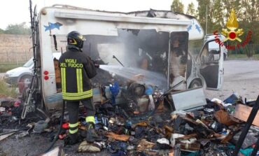 Camper in fiamme, paura per due bombole di gas