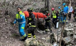 Con la mountain bike cade nei boschi di Montenero. Fratture per una 55enne