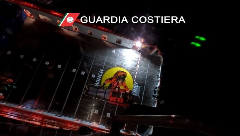 Malore a bordo di un imbarcazione, interviene la Guardia costiera