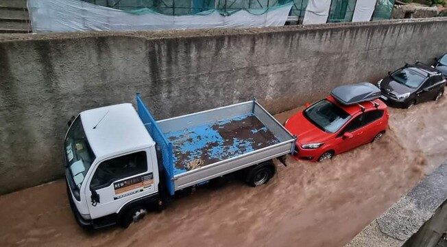 Bomba d’acqua all’Isola d’Elba: auto travolte dall’acqua