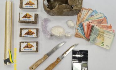 Scoperto con hashish, cocaina e coltelli in casa: arrestato