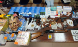 In casa un fucile rubato, coltelli, un nunchaku, fuochi d'artificio illegali, denaro falso e droga. In arresto 62enne livornese