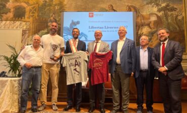 Una coppa per festeggiare la promozione della Libertas Livorno 1947