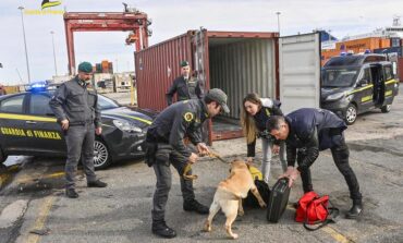 Tentarono di recuperare 50 kg di cocaina in un container al porto, arrestati