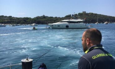 Paura per uno Yacht che si incaglia. Soccorso da una vedetta della guardia di finanza