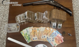 Droga e un fucile a canne mozze in casa. Arrestato 29enne