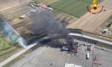 Incendio all'interporto di Guasticce, carichi di cellulosa in fiamme