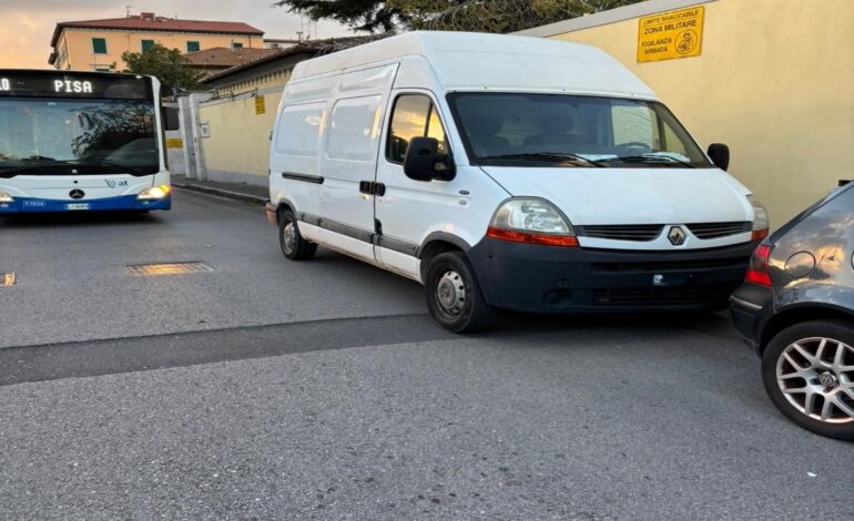 Bus bloccato da mezzi in divieto di sosta, Tpl valuta vie legali per interruzione di pubblico servizio