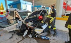 Auto si schianta contro il casello autostradale della A12