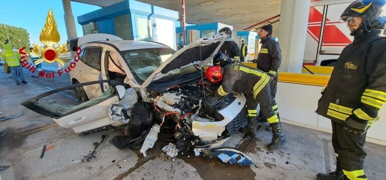 Auto si schianta contro il casello autostradale della A12