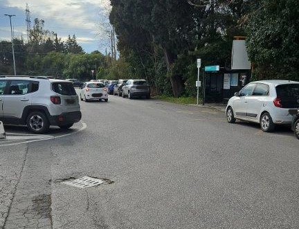 Bus bloccati da auto in sosta selvaggia