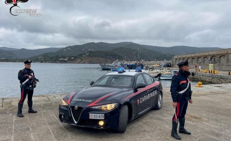 Cercano di imbarcarsi per l’Elba con droga e coltello