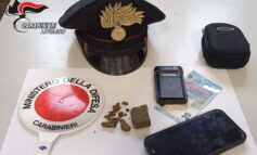 Trovato in possesso di hashish e un bilancino, denunciato un 20enne