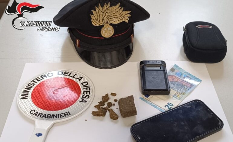 Trovato in possesso di hashish e un bilancino, denunciato un 20enne