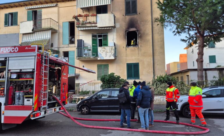 Incendio palazzo Erp in via Don Albertario. Ritornate in casa 6 famiglie su 9